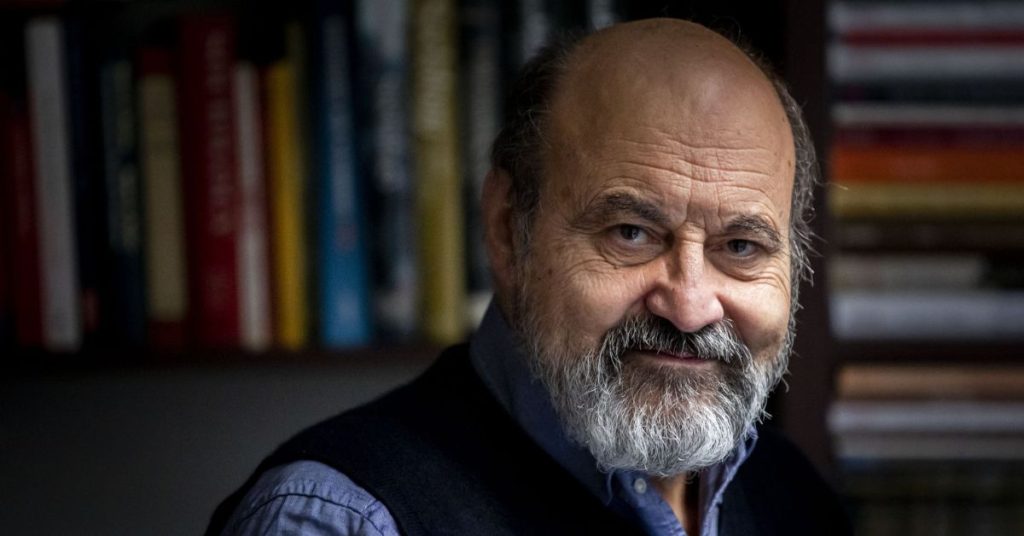 Portrét Tomáše Halíka před knihovnou